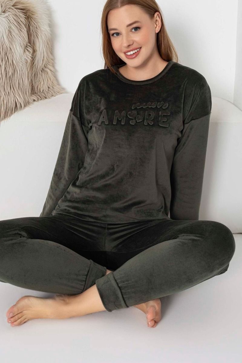 Γυναικεία χειμωνιάτικη βελούδινη πιτζάμα σε χακί χρώμα