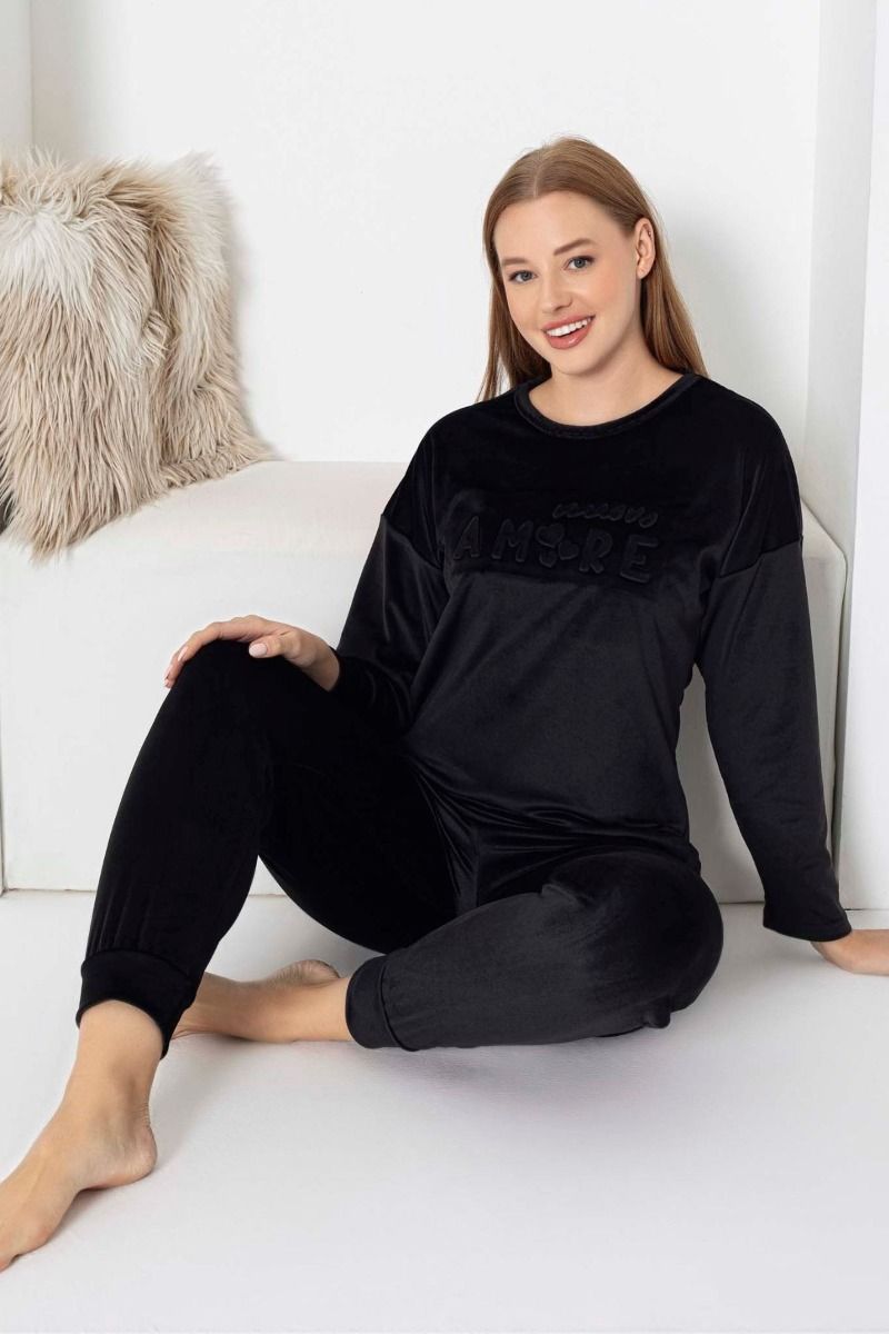 Γυναικεία χειμωνιάτικη πιτζάμα βελούδινη σε μαύρο χρώμα