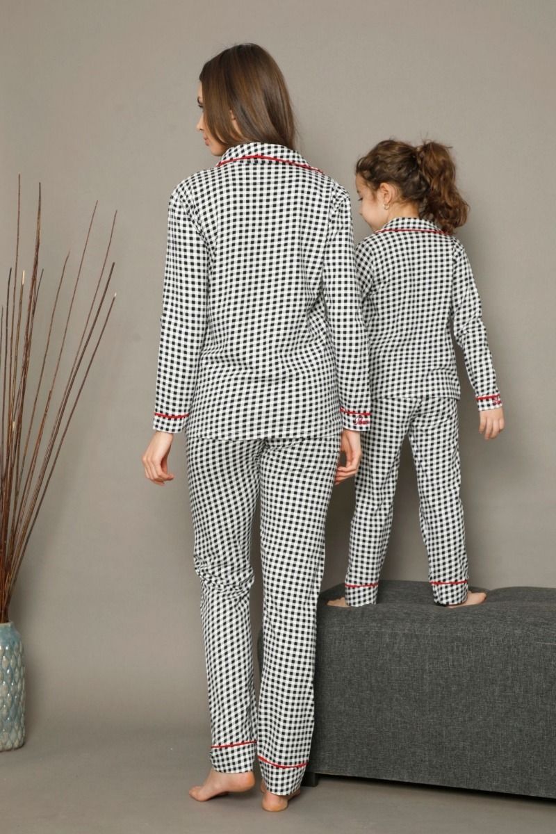 Κοριτσίστικη παιδική χειμωνιάτικη πιτζάμα βαμβακερή κουμπάκια μαύρη καρό
