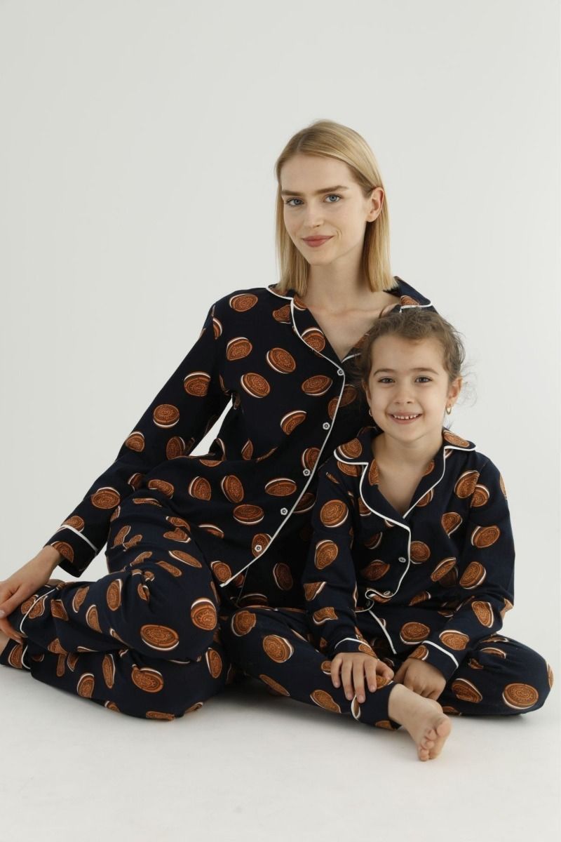 Κοριτσίστικη πιτζάμα χειμωνιάτικη σκούρο μπλε μπισκότα και κουμπάκια