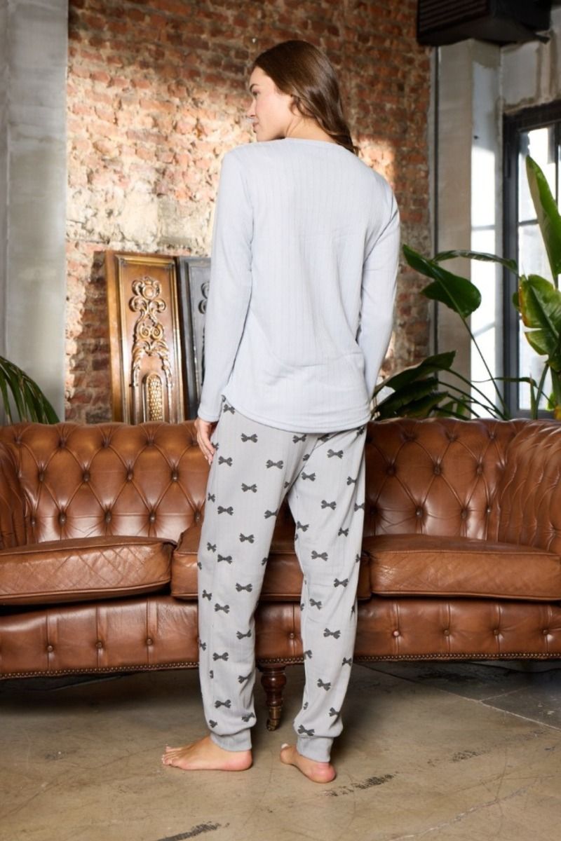 Γυναικεία χειμωνιάτικη μακρυμάνικη πιτζάμα με απαλή υφή γκρι με φιογκάκια