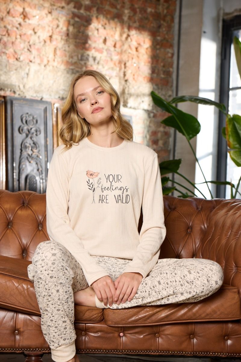 Γυναικεία χειμωνιάτικη μακρυμάνικη πιτζάμα μπεζ με λουλόυδια και απαλή υφή