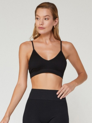 Γυναίκα που φοράει bralette