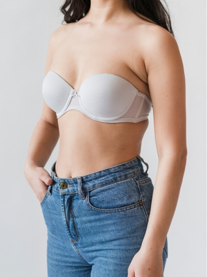 Γυναίκα που φοράει λευκό strapless σουτιέν