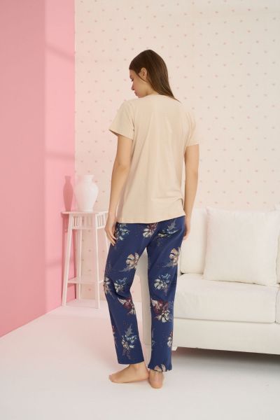 Γυναικεία πιτζάμα με λουλούδια στο παντελόνι και κοντομάνικη μπλούζα