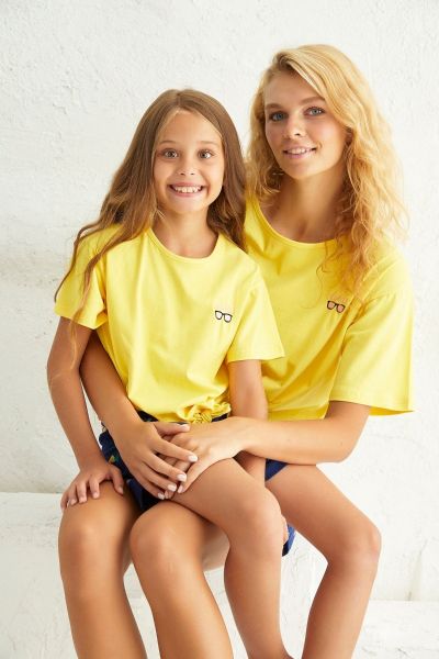 Καλοκαιρινή πιτζάμα μαμά και κόρη με κίτρινο μπλουζάκι