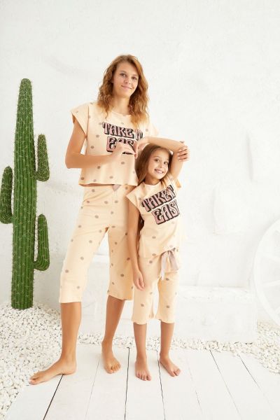 Καλοκαιρινή πιτζάμα μαμά και κόρη με κάπρι παντελόνι σομόν