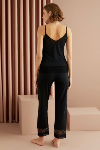 Γυναικεία πιτζάμα με τιραντάκι μακρύ παντελόνι μαύρη με δαντέλα 