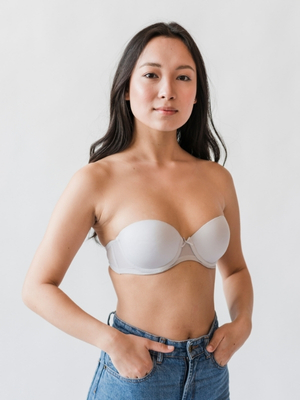 Γυναίκα που φοράει λευκό strapless σουτιέν